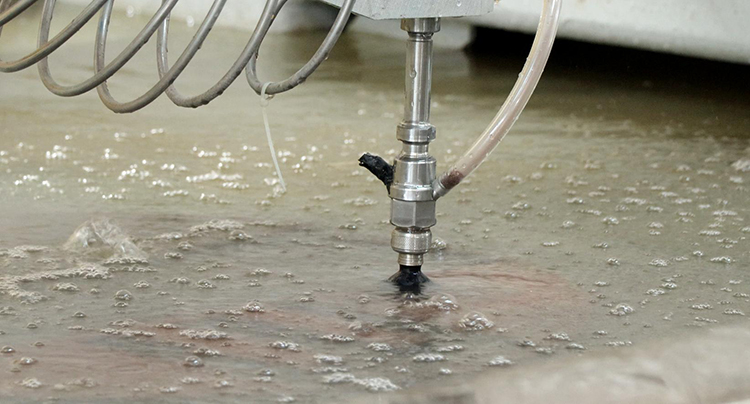 1739269290913215.jpg under-water-metal-cutting-waterjet-cutting-machine.jpg